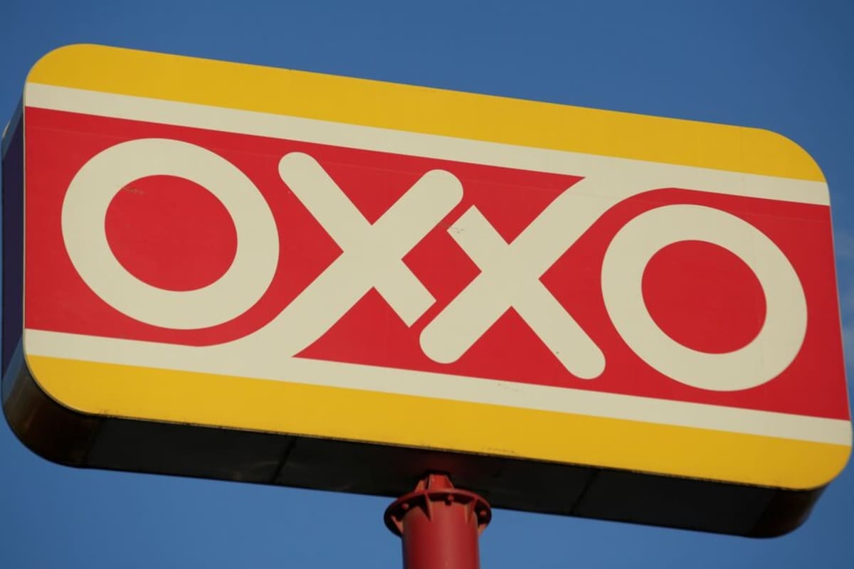 FEMSA anunció el cierre de tiendas OXXO que no son rentables tras detectar cambios en los hábitos de consumo y la empresa planea abrir mil nuevas sucursales bajo el formato de nicho para priorizar la productividad sobre el crecimiento acelerado de unidades en todo México