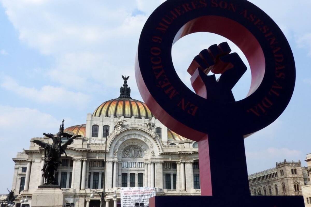 Colocan "antimonumenta" en Bellas Artes; obstaculizan avance de marcha