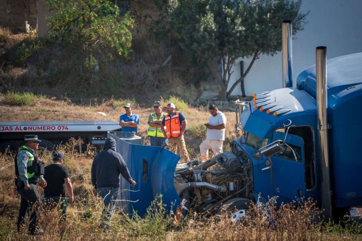 Aparatoso accidente en carretera Escénica Rosarito-Ensenada deja una persona sin vida