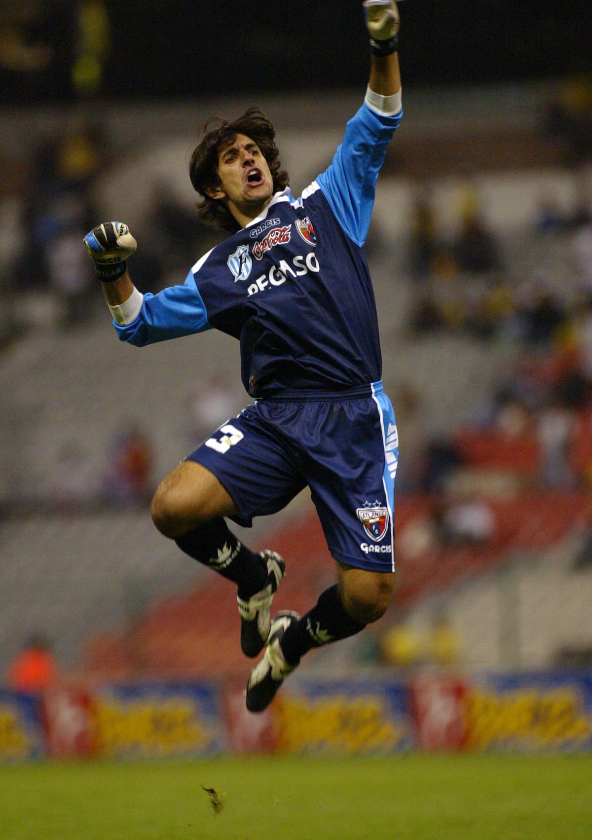 Federico Vilar festeja un gol del Atlante en 2004.( AP Photo/ Claudio Cruz)