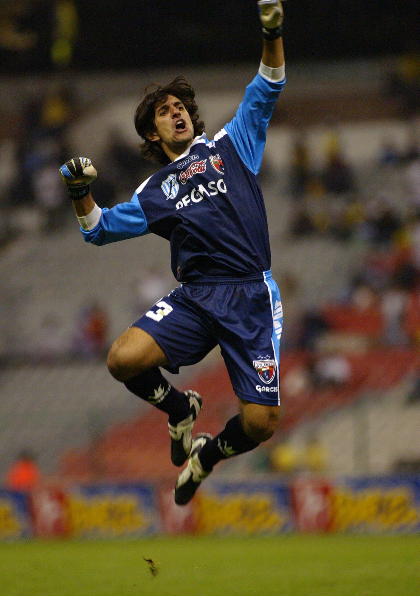 Federico Vilar festeja un gol del Atlante en 2004.( AP Photo/ Claudio Cruz)