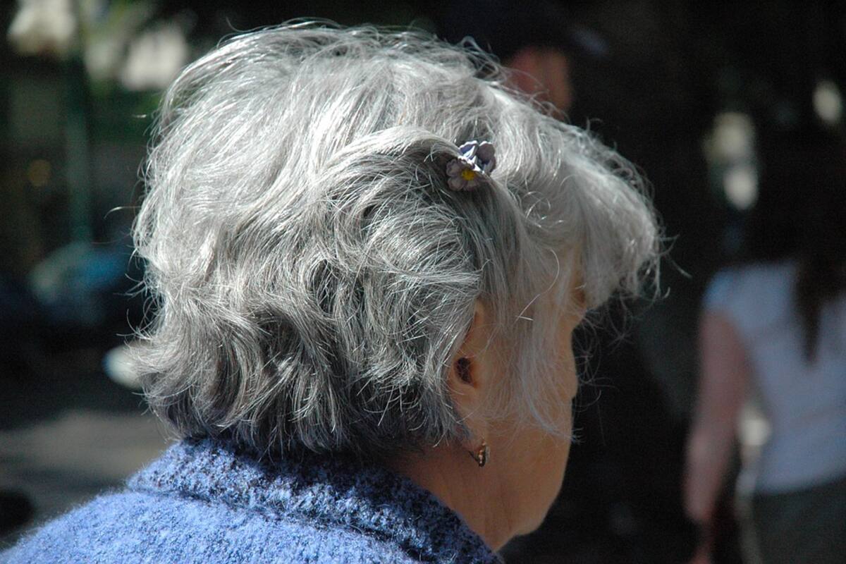 Mujer de 102 años es acusada de matar a vecina de cuarto