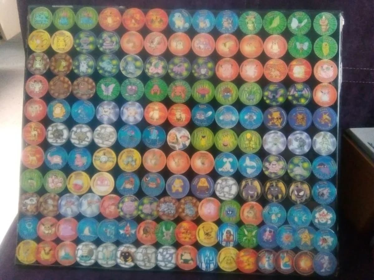 Colección de tazos de la primera generación de Pokémon.