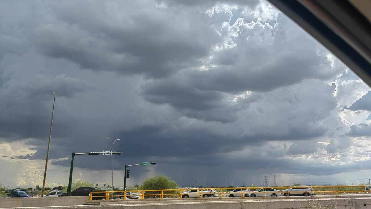 Al Sur Poniente de Hermosillo se aprecia una "cortina" de lluvia