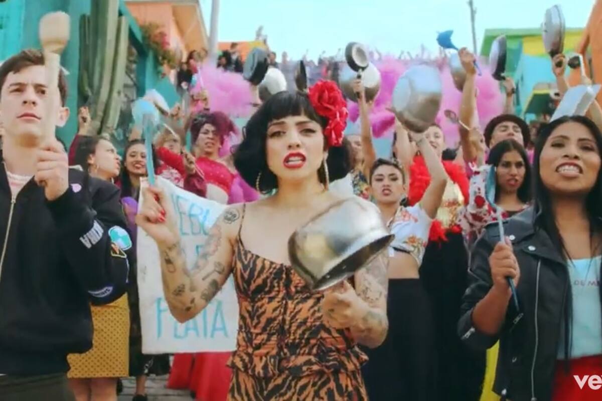 Yalitza aparece con Mon Laferte en video de tema por protestas en Chile