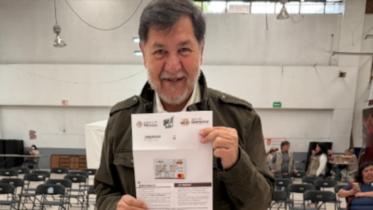 Gerardo Fernández Noroña presume su pensión del Bienestar mientras enfrenta críticas por viaje de lujo en Francia