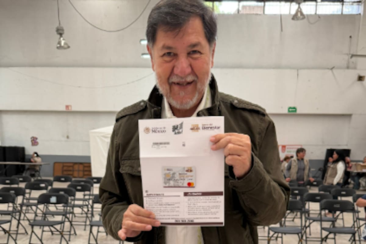 Gerardo Fernández Noroña presume su pensión del Bienestar mientras enfrenta críticas por viaje de lujo en Francia