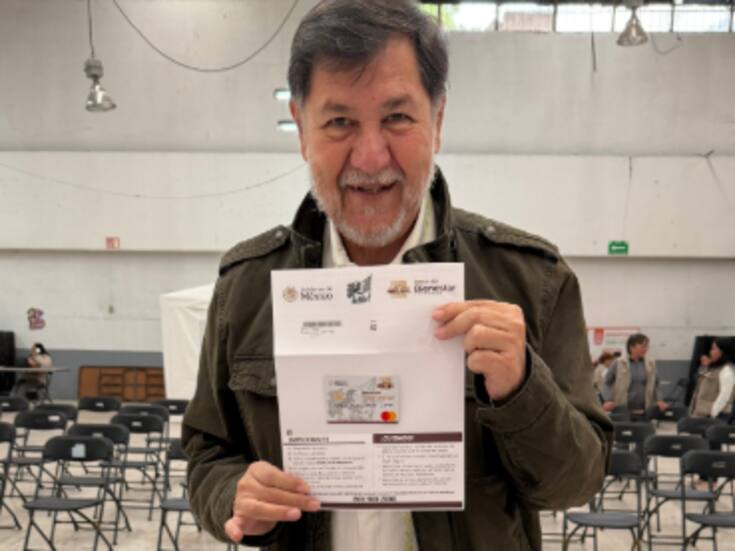 Gerardo Fernández Noroña presume su pensión del Bienestar mientras enfrenta críticas por viaje de lujo en Francia