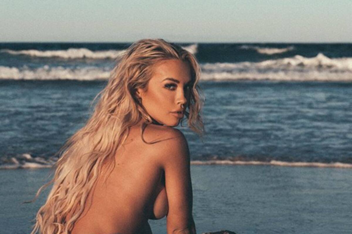 Tammy Hembrow deja traslucir sus pechos en crop top blanco