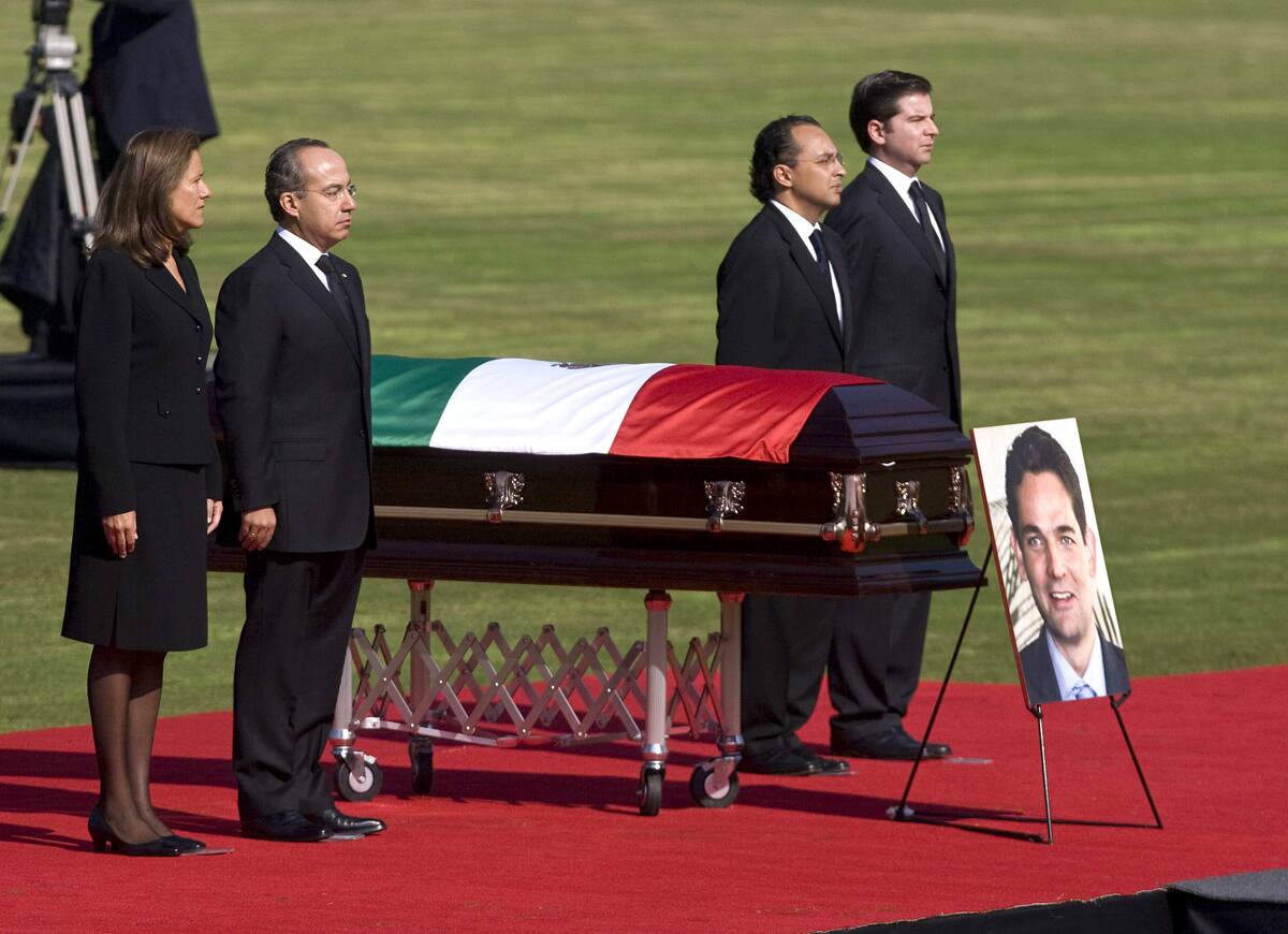 MEX07. CIUDAD DE MÉXICO (MÉXICO), 06/11/08.- El presidente de México, Felipe Calderón (2i), y su esposa Margarita Zavala (i), permanecen junto al féretro del fallecido ministro del Interior, Juan Camilo Mouriño, durante los funerales ofrecidos hoy, 6 de noviembre de 2008, por el Gobierno, a los colaboradores del mandatario mexicano, quienes perdieron la vida el pasado martes, tras estrellarse el pequeño avión en el que viajaban en una avenida de Ciudad de México. EFE/David de la Paz