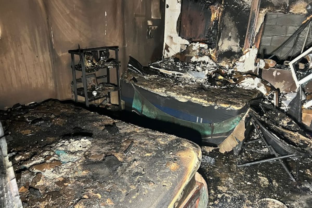 Se unen corporaciones de bomberos para combatir incendio; vivienda presenta daños totales