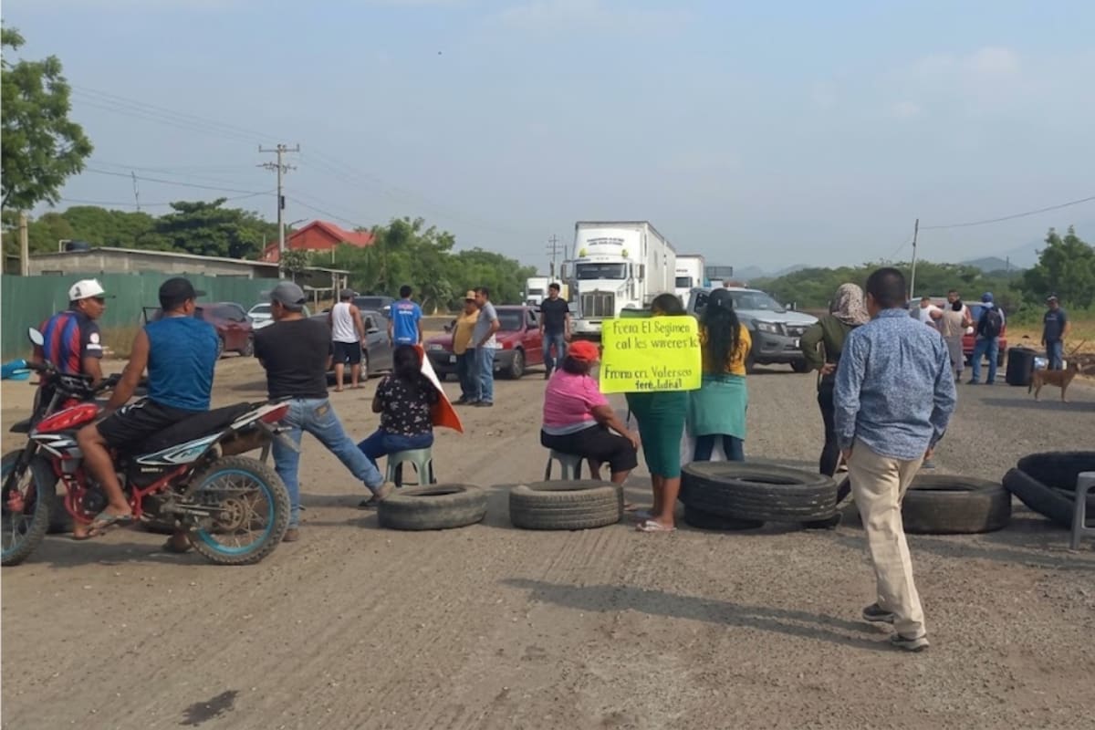 El primer día del ciclo escolar 2026-2027 arrancó con bloqueo carretero en Santo Domingo Zanatepec, Oaxaca, donde padres de familia exigieron que se cancele el cambio de adscripción de la directora del jardín de niños José F. Gómez, decidido por el SNTE