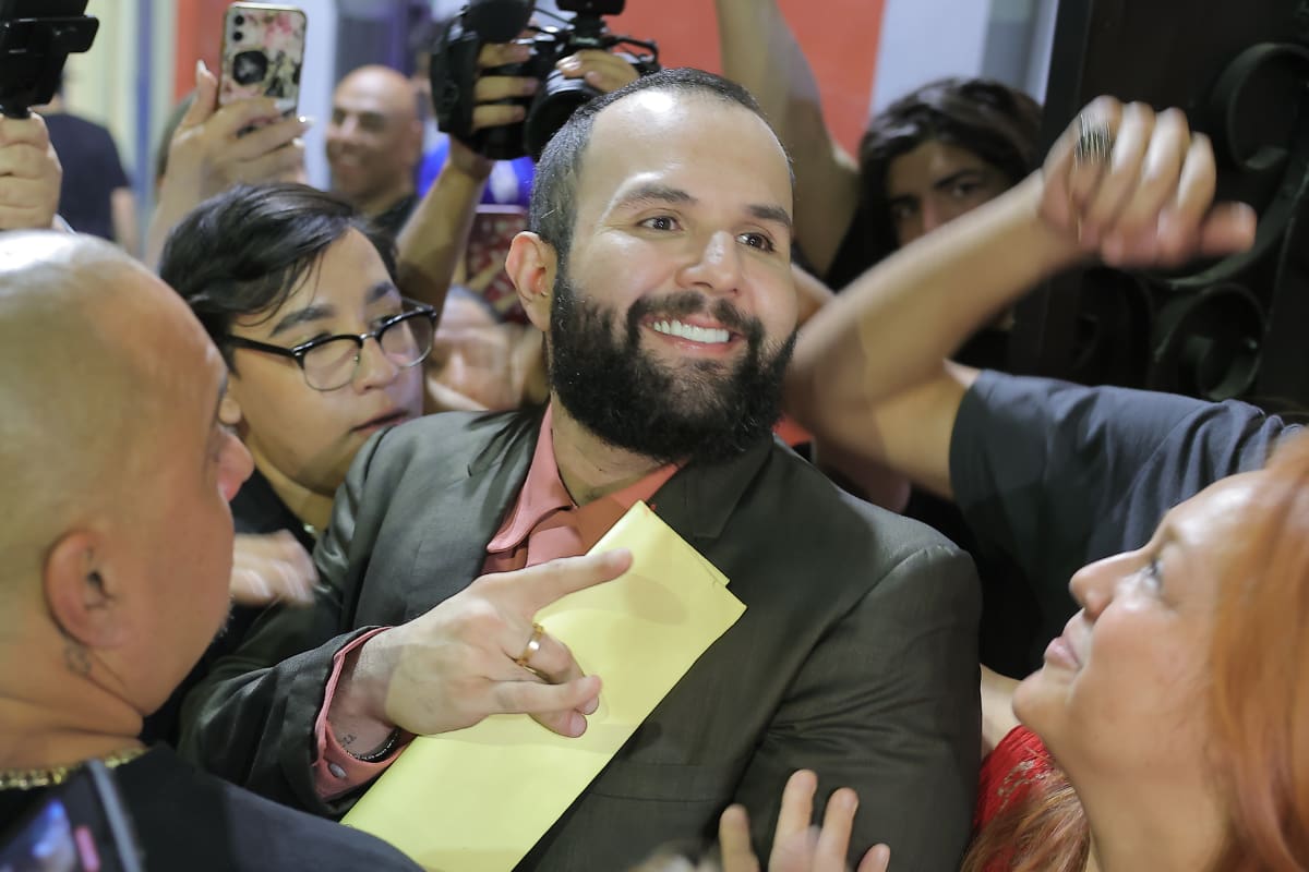 Carín León presume a Hermosillo en el video de “En La Misma Cama”; así fue la grabación del videoclip