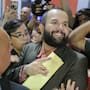 Carín León presume a Hermosillo en el video de “En La Misma Cama”; así fue la grabación del videoclip