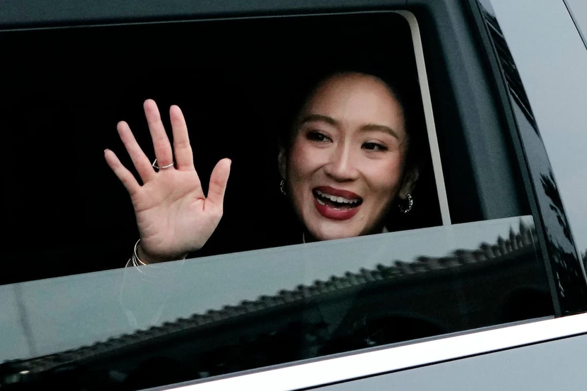 La primera ministra suspendida de Tailandia, Paetongtarn Shinawatra, saluda al salir de la Casa de Gobierno tras ser destituida, en Bangkok, Tailandia, el viernes 29 de agosto de 2025. | Crédito:
AP/Sakchai Lalit