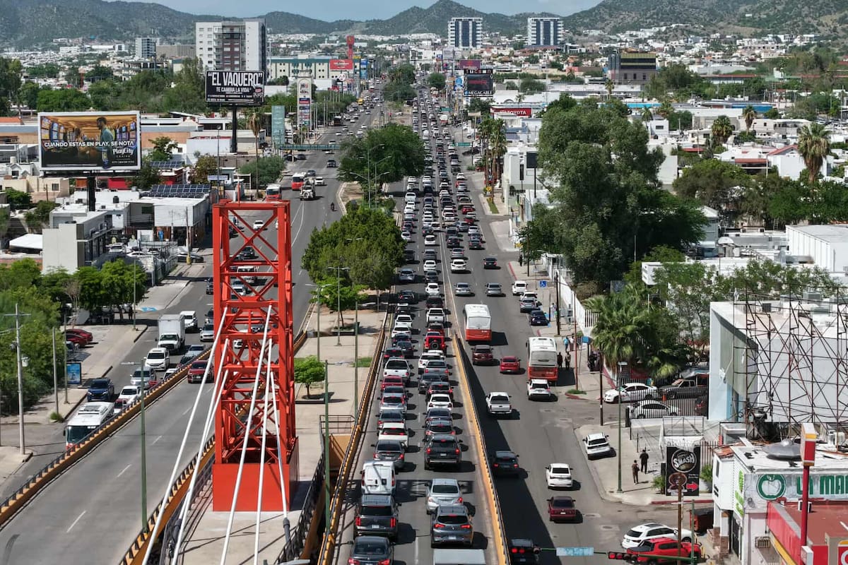Con tráfico y camiones lentos regresaron a clases en Hermosillo