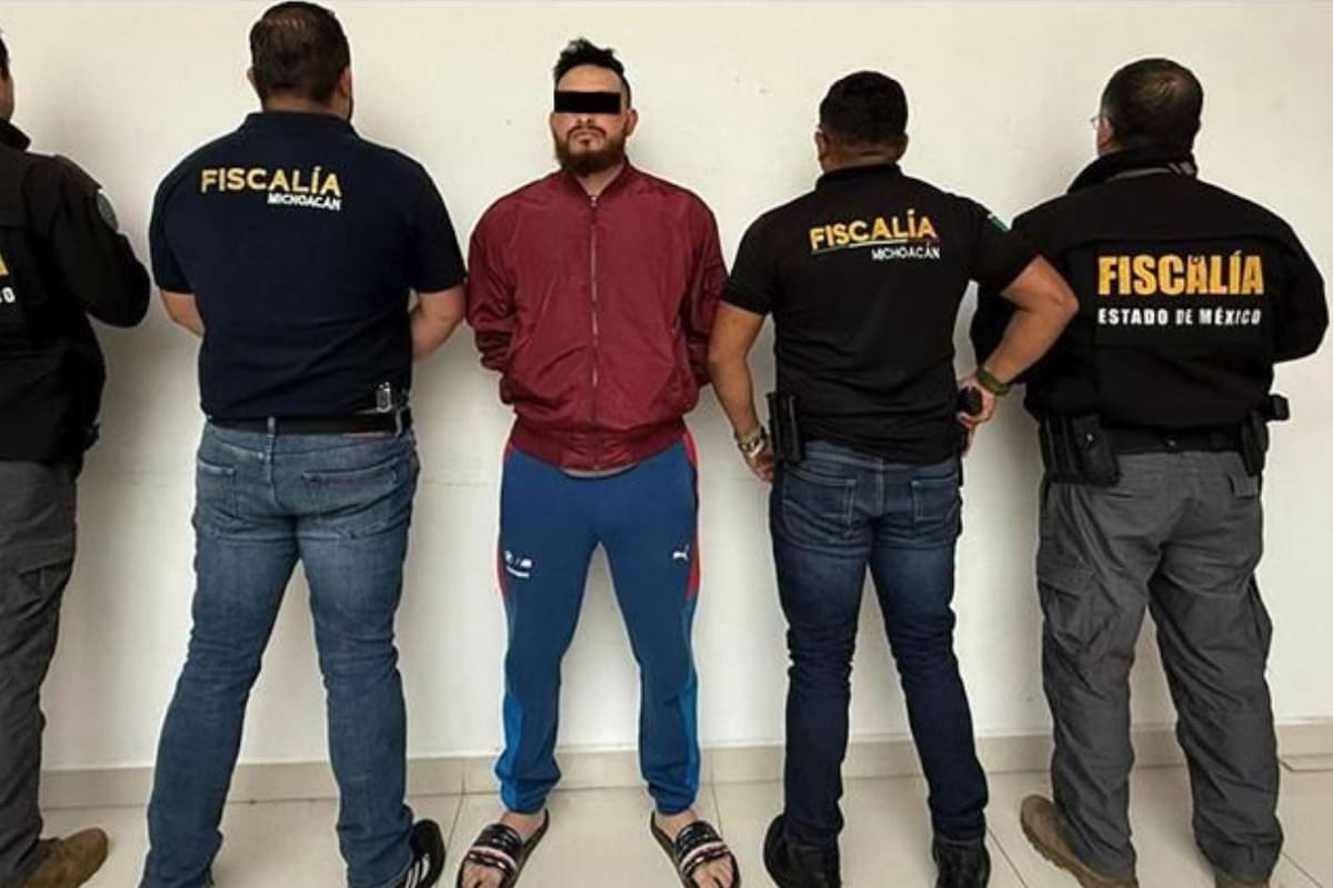 El Operativo Enjambre resultó en la detención de Adrián Mauricio “N”, exdirector de la Dirección de Seguridad Pública de Nicolás Romero | Foto: Cuenta de 'X' @Fiscaliaedomex