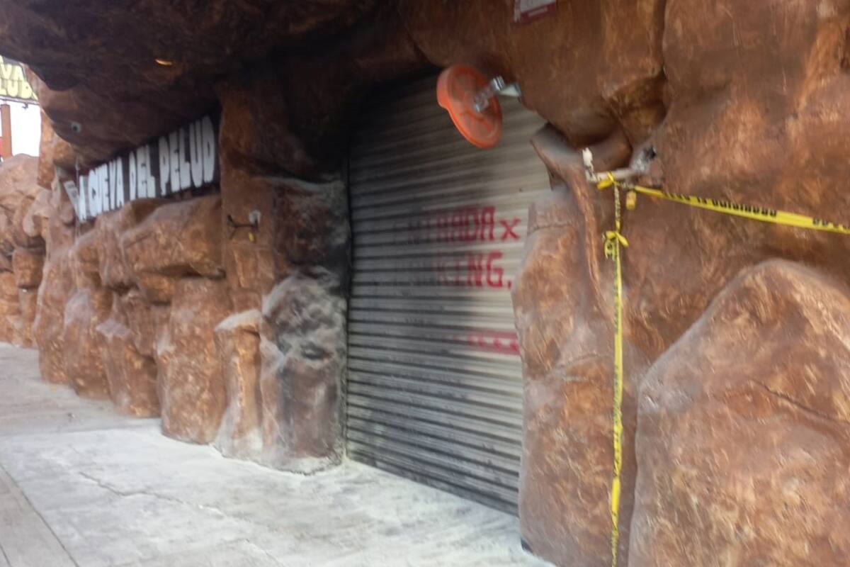 Incendio causa daños en la entrada del bar ‘La cueva del peludo’
