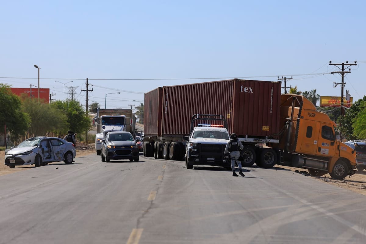 Choque entre carro y tractocamión deja un herido
