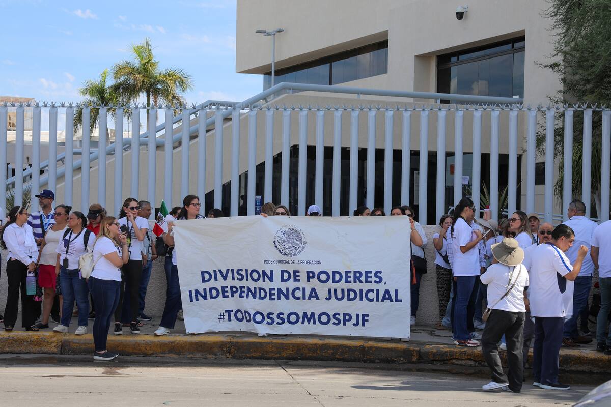 Se manifiestan los trabajadores del Poder Judicial sede Hermosillo rechazando la reforma judicial propuesta por el ejecutivo federal.
FOTO: GERARDO GONSÁLEZ