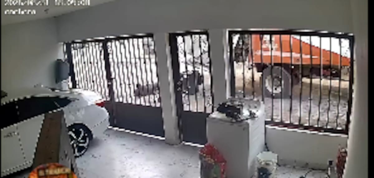 El trabajador de servicios del Ayuntamiento de Hermosillo fue golpeado por el mecanismo del camión luego de que terminara el proceso de triturar la basura recolectada.