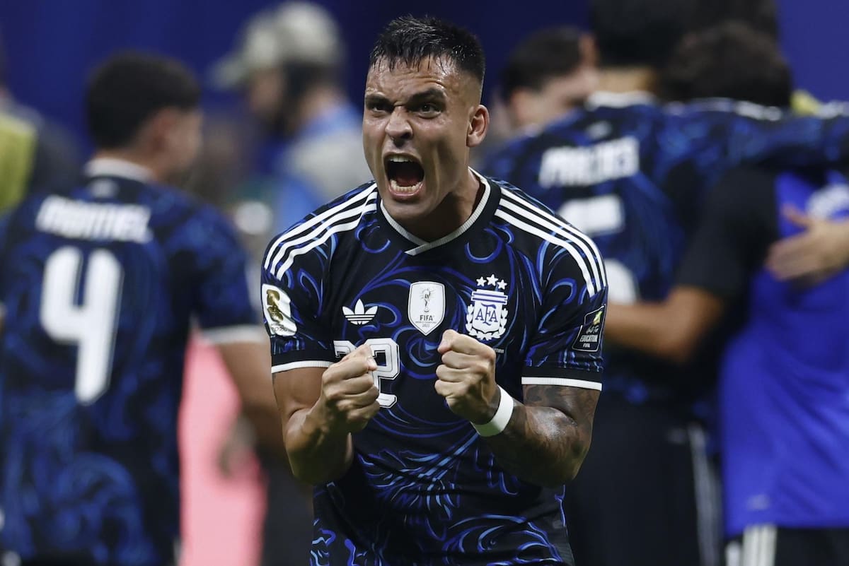 Lautaro Martínez, de Argentina, celebra su gol, el del triunfo por 2-1 ante Inglaterra en semifinales del Mundial 2026. | Crédito: EFE/EPA/WILL OLIVER