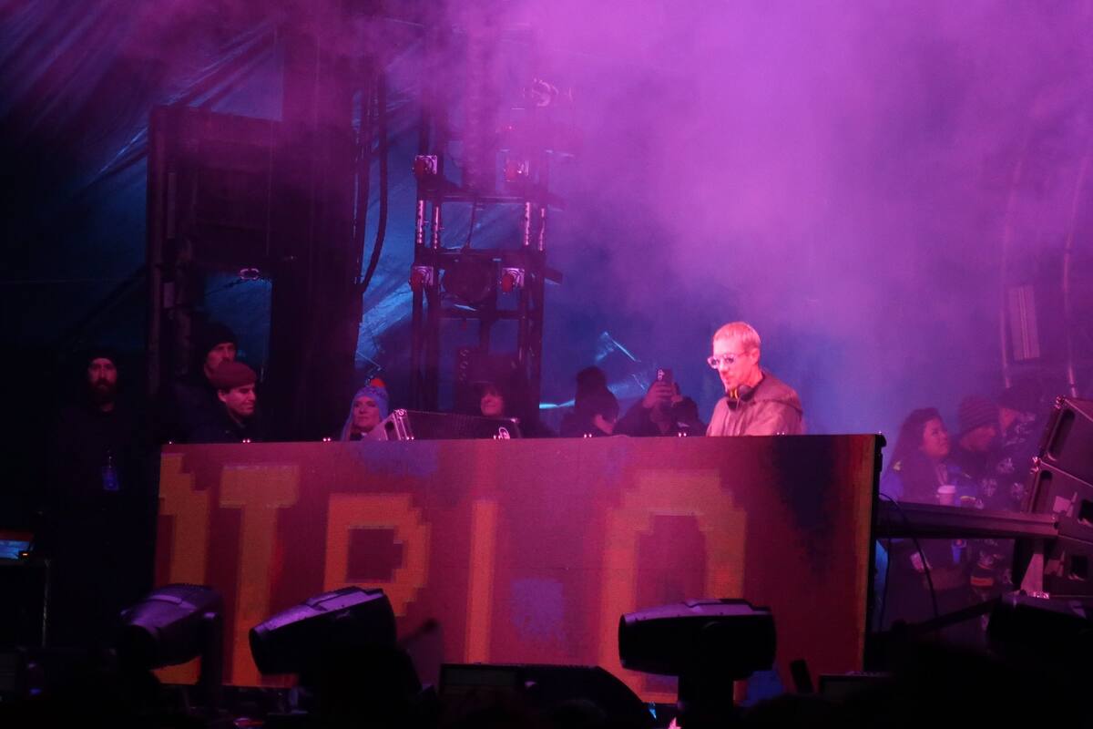 Artistas como Diplo, Loud Luxury, Wenzday, Valentino Khan, se presentaron en un escenario colocado entre las montañas de Palisades Tahoe, este 14 y 15 de diciembre.