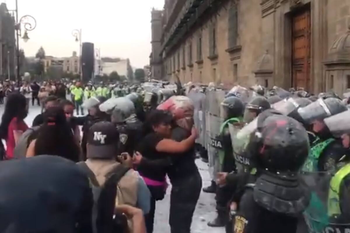 VIDEO: Manifestantes abrazan a mujeres policías durante marcha en CDMX