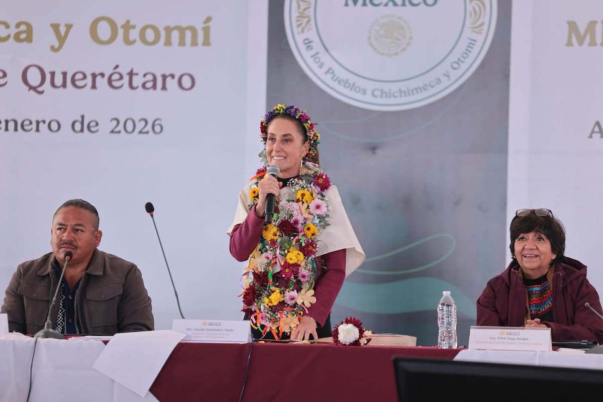 San Miguel de Allende, Guanajuato. México. 18 de enero 2026. La presidenta constitucional de los Estados Unidos Mexicanos, la Doctora Claudia Sheinbaum Pardo en Plan de Justicia para Pueblos de Guanajuato y Querétaro. La acompañan: Edna Vega Rangel, Secretaria de Desarrollo Agrario, Territorial y Urbano; Jesús Antonio Esteva Medina, Secretario de Infraestructura, Comunicaciones y Transportes; Claudia Stella Curiel de Icaza, Secretaria de Cultura; Citlalli Hernández Mora, Secretaria de las Mujeres; Adelfo Regino Montes, Director General del INPI; Alejandro Svarch Pérez, Director General del IMSS Bienestar; Efraín Morales López, Director General de CONAGUA; Joel Omar Vázquez Herrera, Director General del INAH; Diego Prieto Hernández, Titular de la Unidad de Culturas Vivas, Patrimonio Inmaterial e Interculturalidad; Carlos Torres Rosas, Coordinador General de Programas para el Bienestar; Jesusa Rodríguez, Asesora; Luis Cruz Nieva, Director en Jefe del Registro Agrario Nacional; Víctor Suárez Carrera, Procurador Agrario; Jorge Daniel Jiménez Lona, Secretario de Gobierno del Estado de Guanajuato; Israel Ramírez González, Otomí, Presidente del Comisariado del Ejido Nuevo Cruz del Palmar, San Miguel de Allende, Guanajuato; Nadia Rodríguez Ramírez, Otomí, Subdelegada de la Comunidad de Cieneguilla, Municipio de Tierra Blanca, Guanajuato; Alberta Morales Fajardo, Otomí, Tesorera del Comisariado del
Ejido Nuevo Cruz del Palmar, San Miguel de Allende, GuanajuatoM; Roberto Dorantes Torres, Otomí, Delegado del Ejido Nuevo Cruz del Palmar, San Miguel de Allende, Guanajuato; Edith Álvarez Sánchez, Chichimeca, Delegada de la Comunidad de Purísima de Cerro Grande, Municipio de San Luis de la Paz, Guanajuato; Felipa Mendieta Mejía, Chichimeca, Tesorera del Comisariado de la Comunidad de La Estancia, Municipio de Victoria, Guanajuato; Olga Álvarez, Chichimeca, Delegada de la Comunidad de La Calera, Municipio de Victoria, Guanajuato; Brenda Noemí Alvarado Es