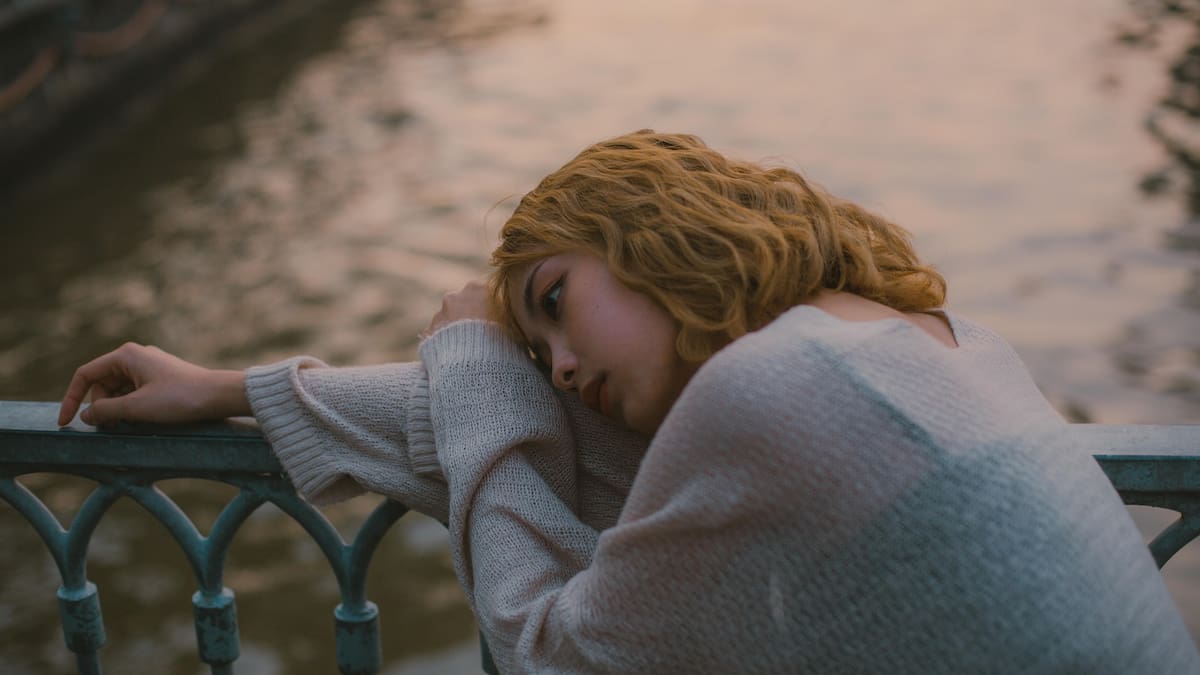 Aunque la depresión de alto funcionamiento no es un diagnóstico oficial, especialistas advierten que puede ocultar agotamiento, culpa, insomnio y sufrimiento emocional