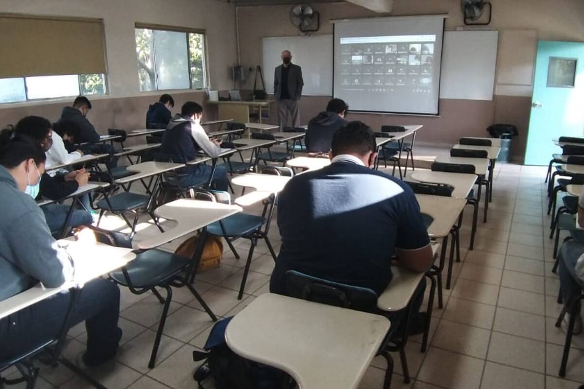 Lista 'prepa' Lázaro Cárdenas para clases presenciales, afirma Director