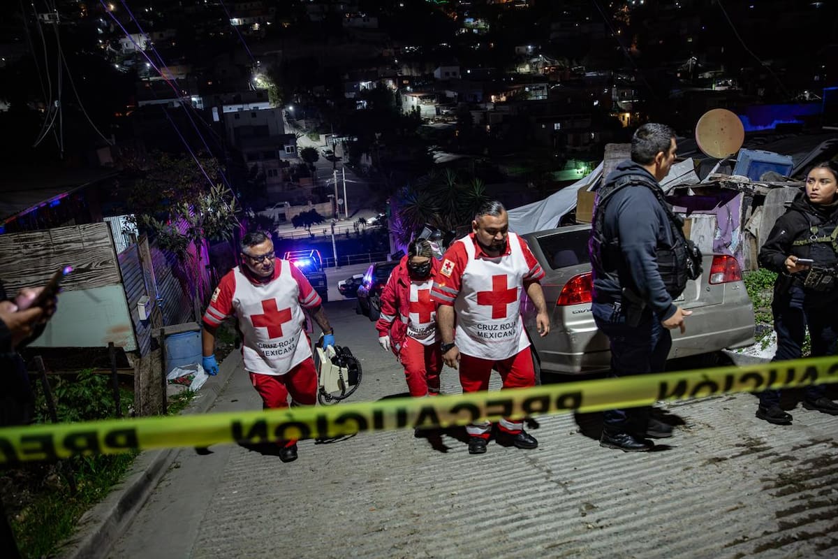 El ataque ocurrió al interior de un domicilio; un tercer hombre fue trasladado en estado grave a la Cruz Roja. Foto: Border Zoom