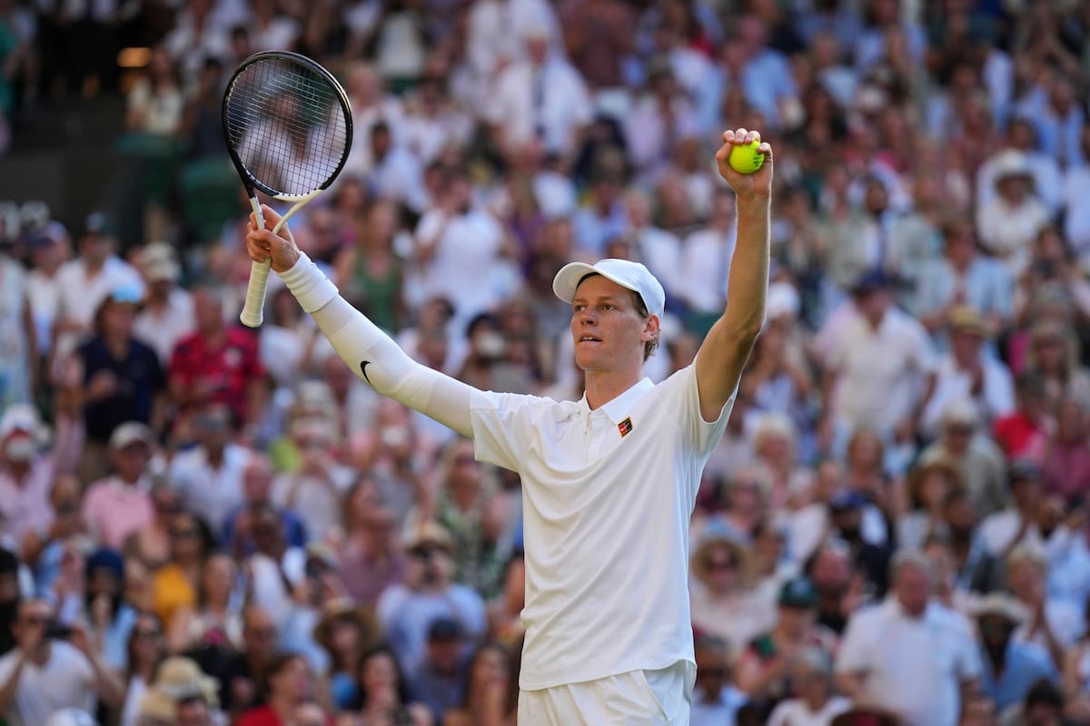Jannik Sinner supera a Novak Djokovic en tres parciales y se medirá a Alcaraz en la final de Wimbledon