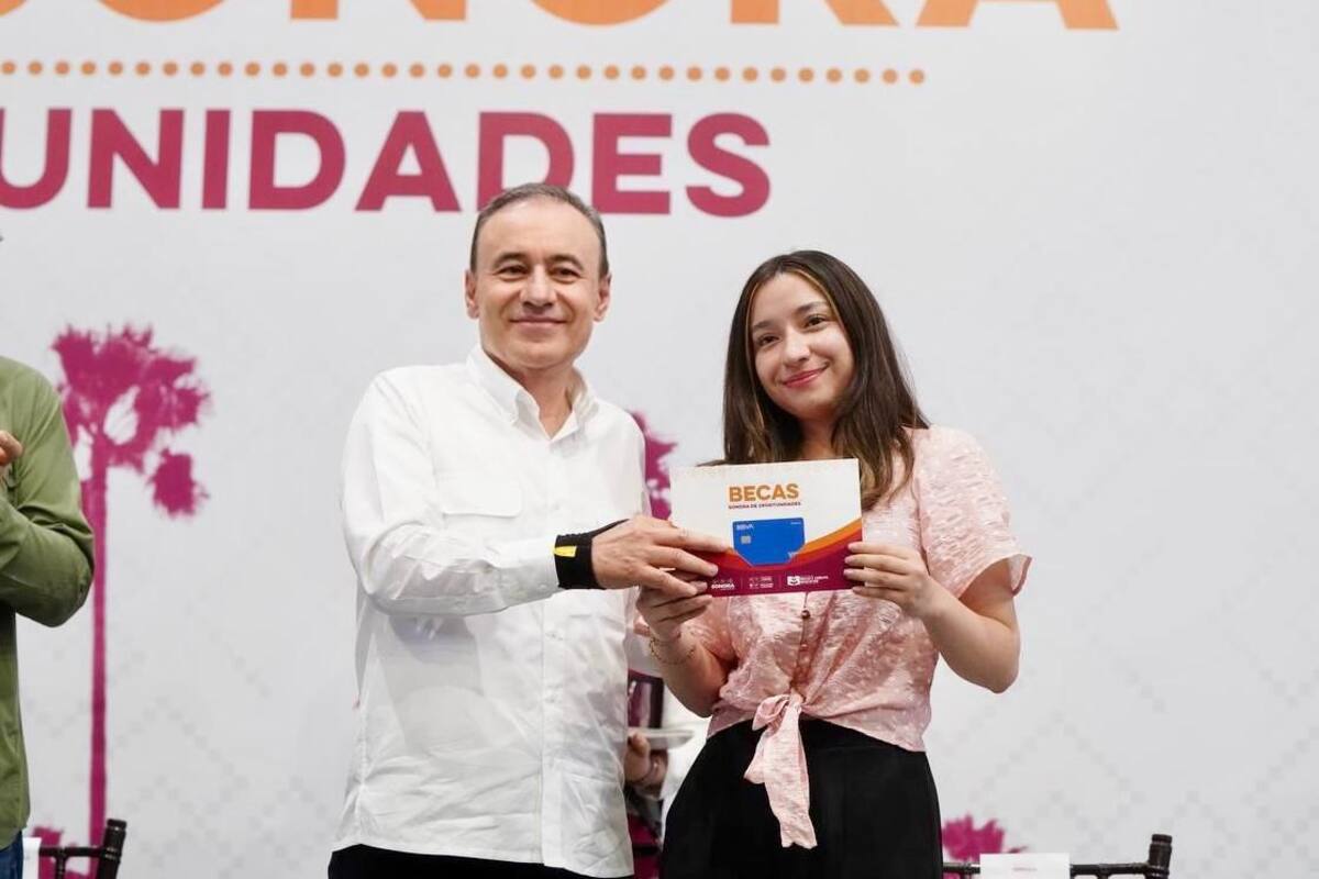 Entrega Gobernador becas a universitarios del Sur de Sonora