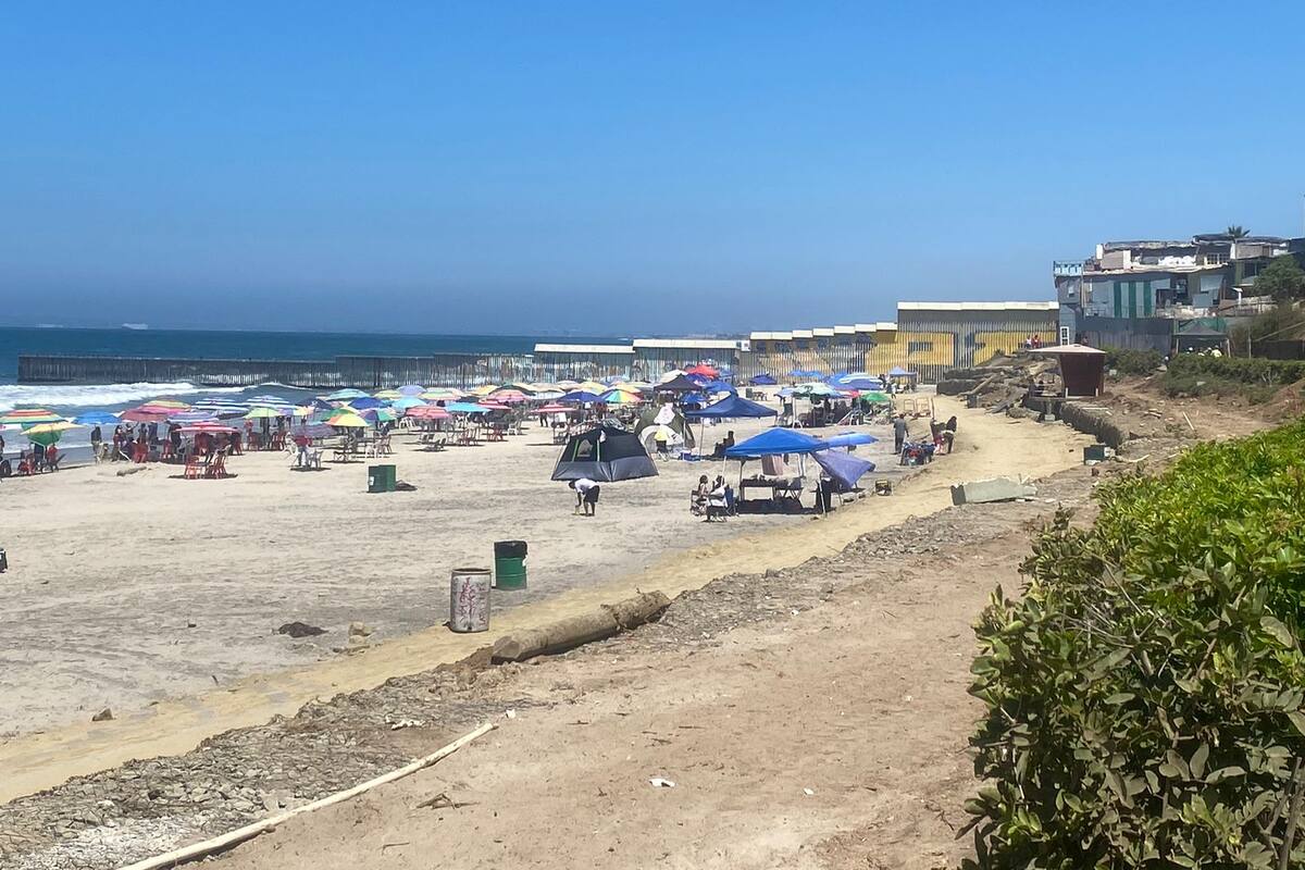 Familias ‘despiden’ vacaciones en la playa de Tijuana