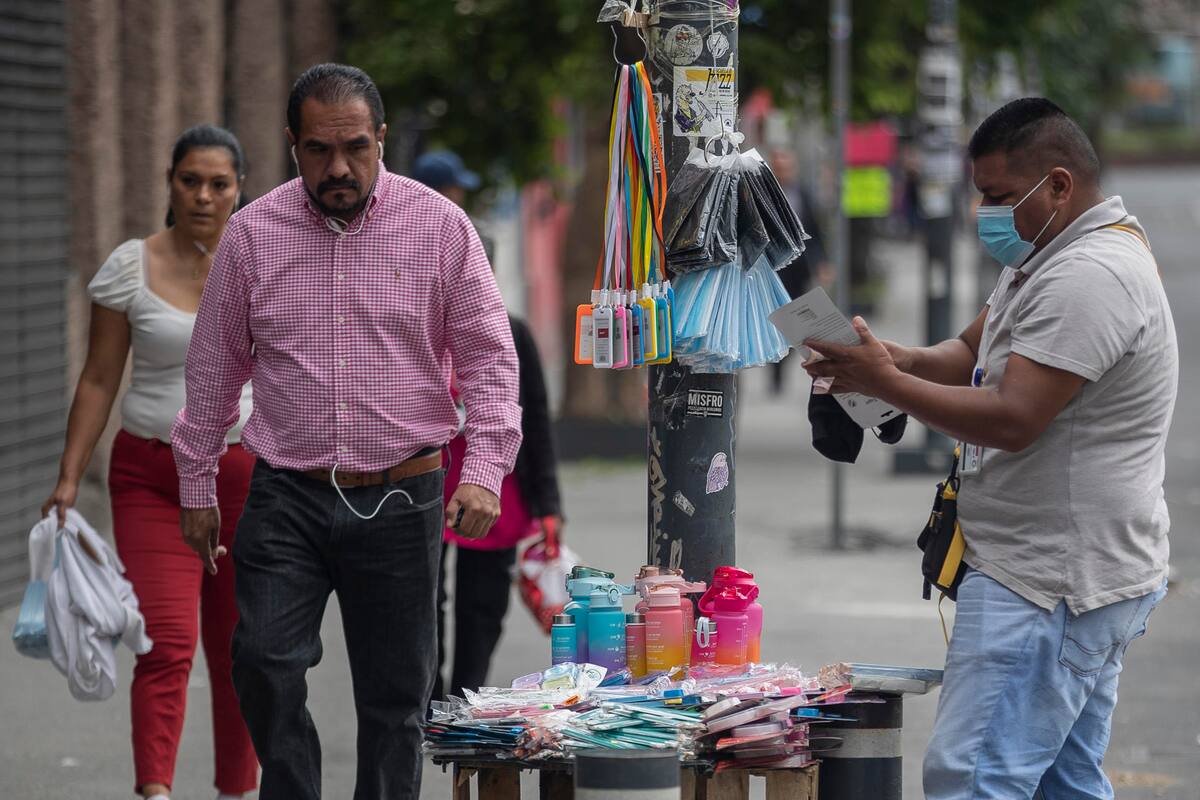 Un vendedor ambulante ofrece sus productos en una calle de la Ciudad de México. | EFE/ Isaac Esquivel