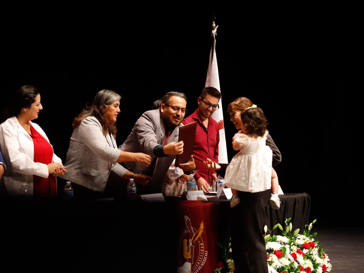 Durante la ceremonia se reconoció el egreso a tres licenciaturas y se otorgaron 57 títulos correspondientes a distintos programas académicos l Foto: Cortesía