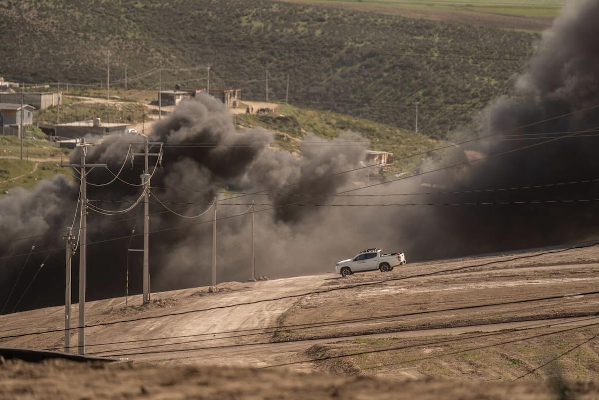 Por alrededor de tres horas Bomberos estuvo trabajando para controlar el fuego del ducto de Pemex. Foto: Border Zoom