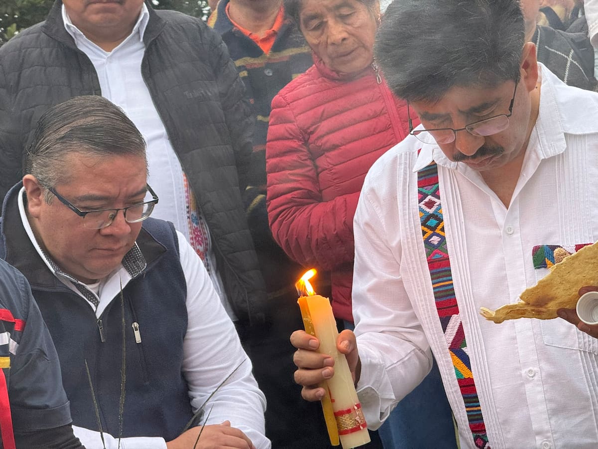 En la zona arqueológica de Cuicuilco, pueblos originarios entregaron bastones de mando al presidente electo de la SCJN. | Foto: @IrvingEspinosa_ /X.