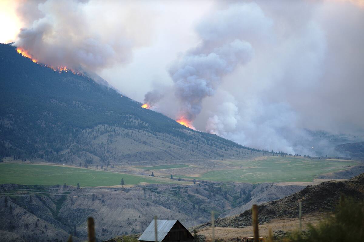 Ola de calor: Incendio forestal destruye la mayor parte de un pueblo en Canadá; "el 90% está incendiado"