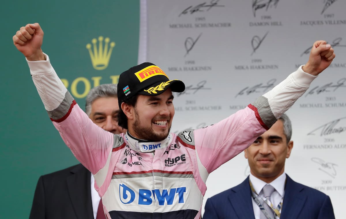 El piloto mexicano de Force India, Sergio Pérez, celebra en el podio su tercer lugar durante el Gran Premio de Azerbaiyán de Fórmula 1, disputado en el circuito urbano de Bakú, Azerbaiyán, el domingo 29 de abril de 2018. (AP Photo/Luca Bruno)