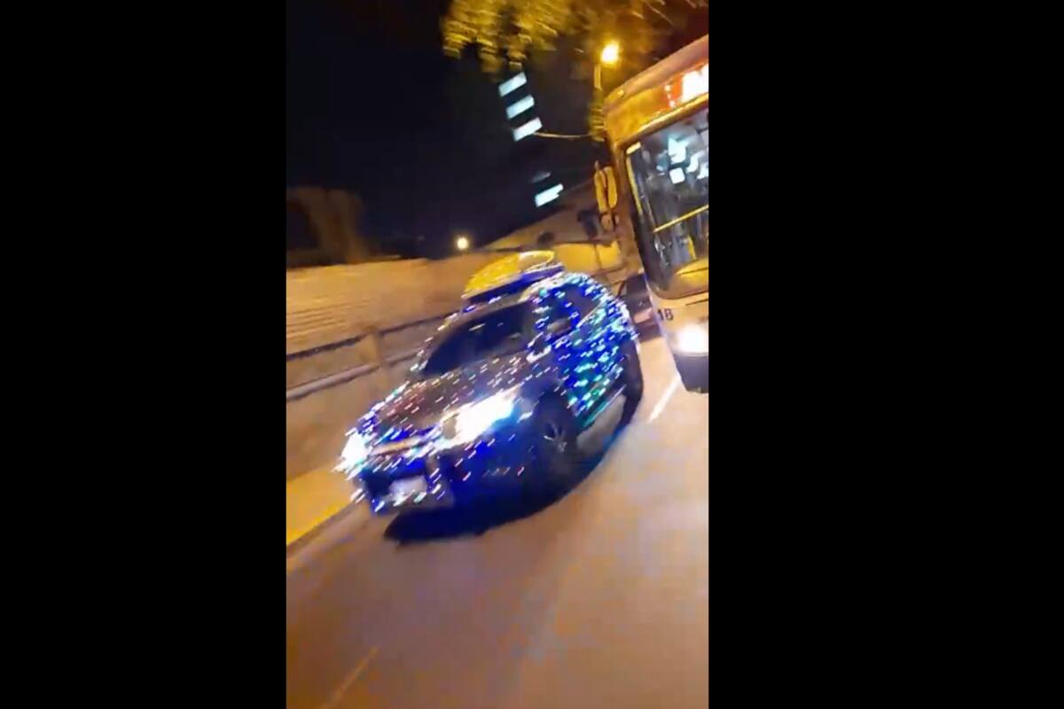 VIRAL TIKTOK: Conductor decora su vehículo con luces de navidad y roba atención