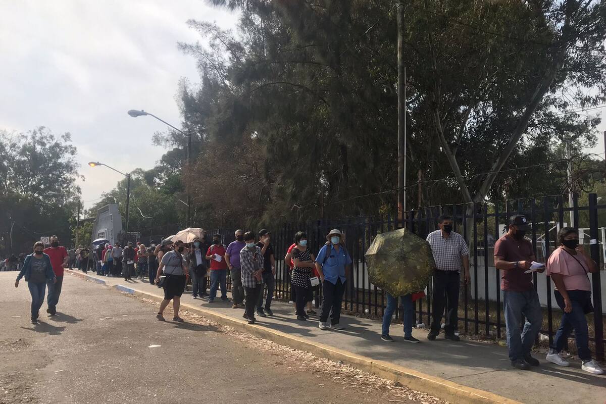 Decenas de padres de familia buscan vacunar a sus hijos contra el Covid-19