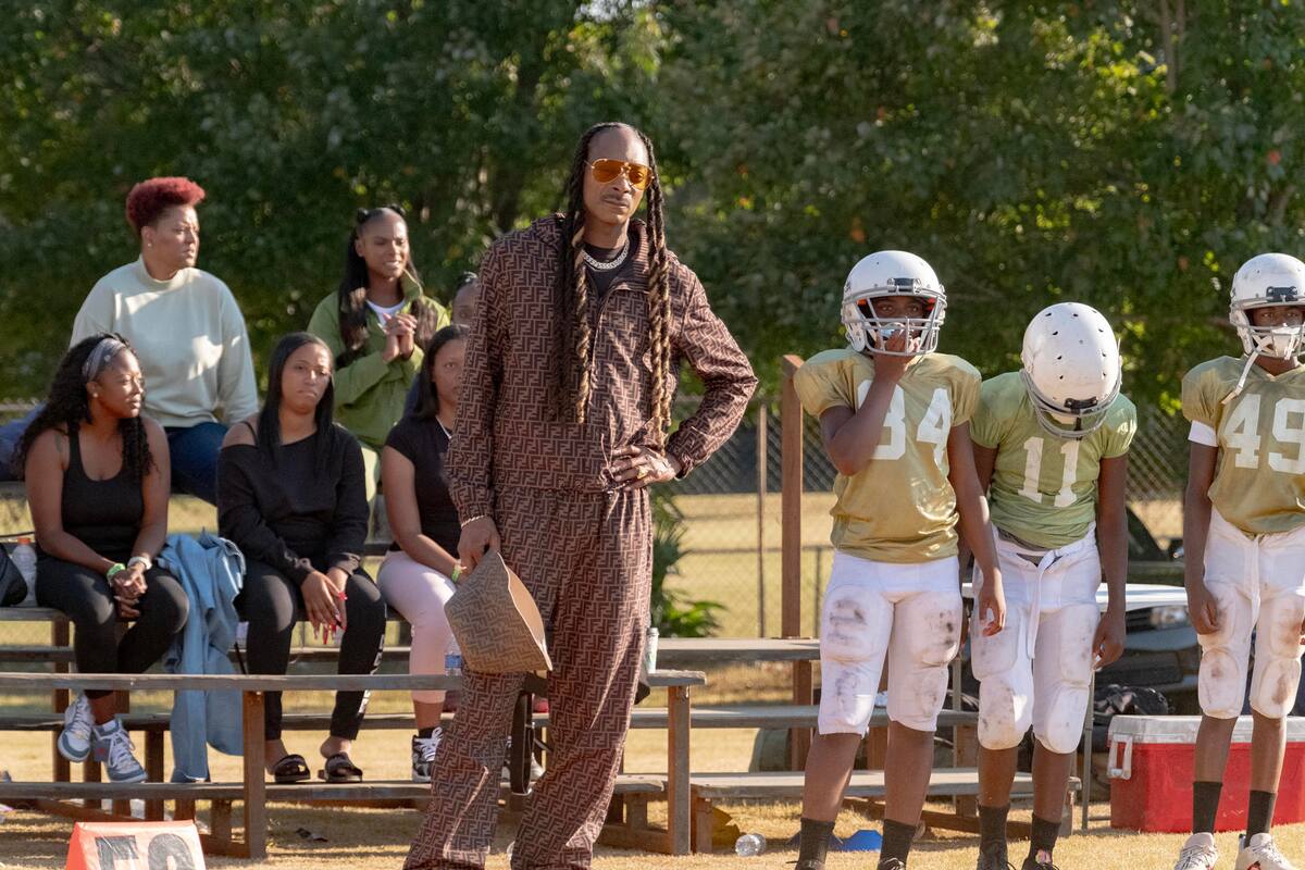 Fotografía cedida este viernes, 26 de enero, por Metro Goldwyn Mayer, en la que aparece el rapero estadounidense Snoop Dogg, al interpretar el personaje de Jaycen "Two Js" Jenningsuna en una escena de la película The Underdoggs. | EFE