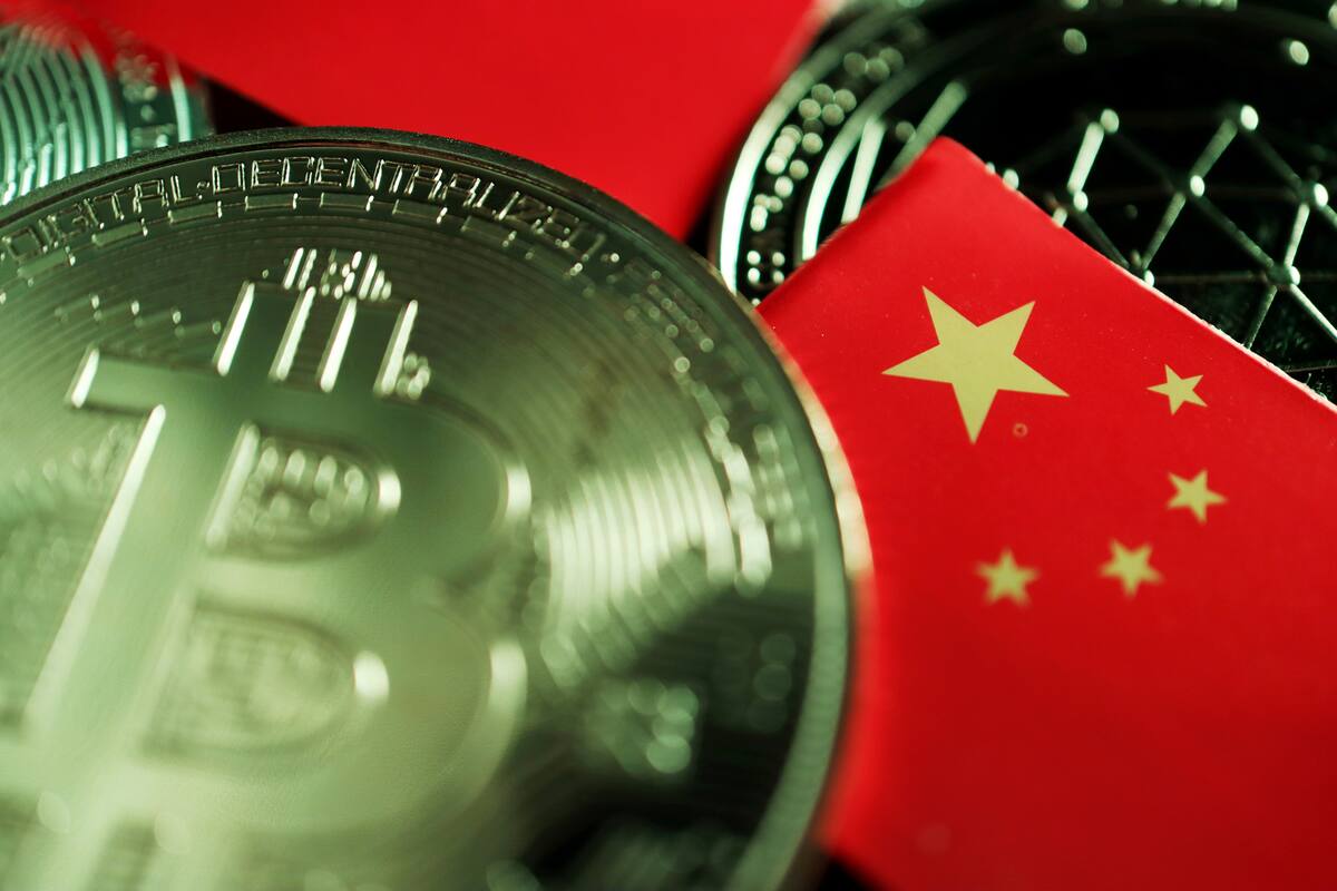FOTO DE ARCHIVO: Bandera china entre representaciones de Bitcoin y otras criptodivisas en esta foto de ilustración tomada el 2 de junio de 2021. REUTERS/Florence Lo/Ilustración