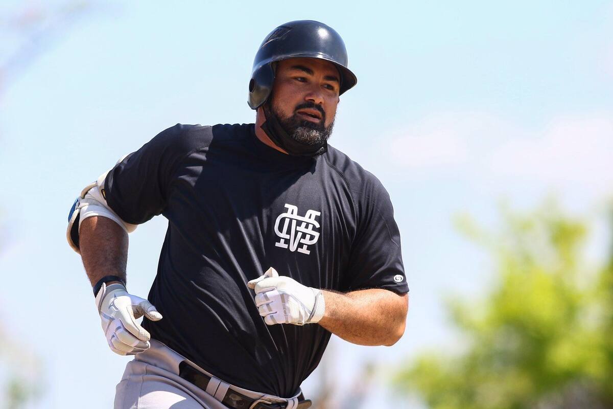 Llega Adrián González a 39 años de edad