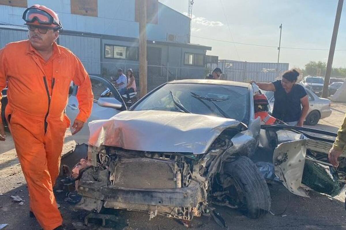 Chocan autos y camión en la Abasolo