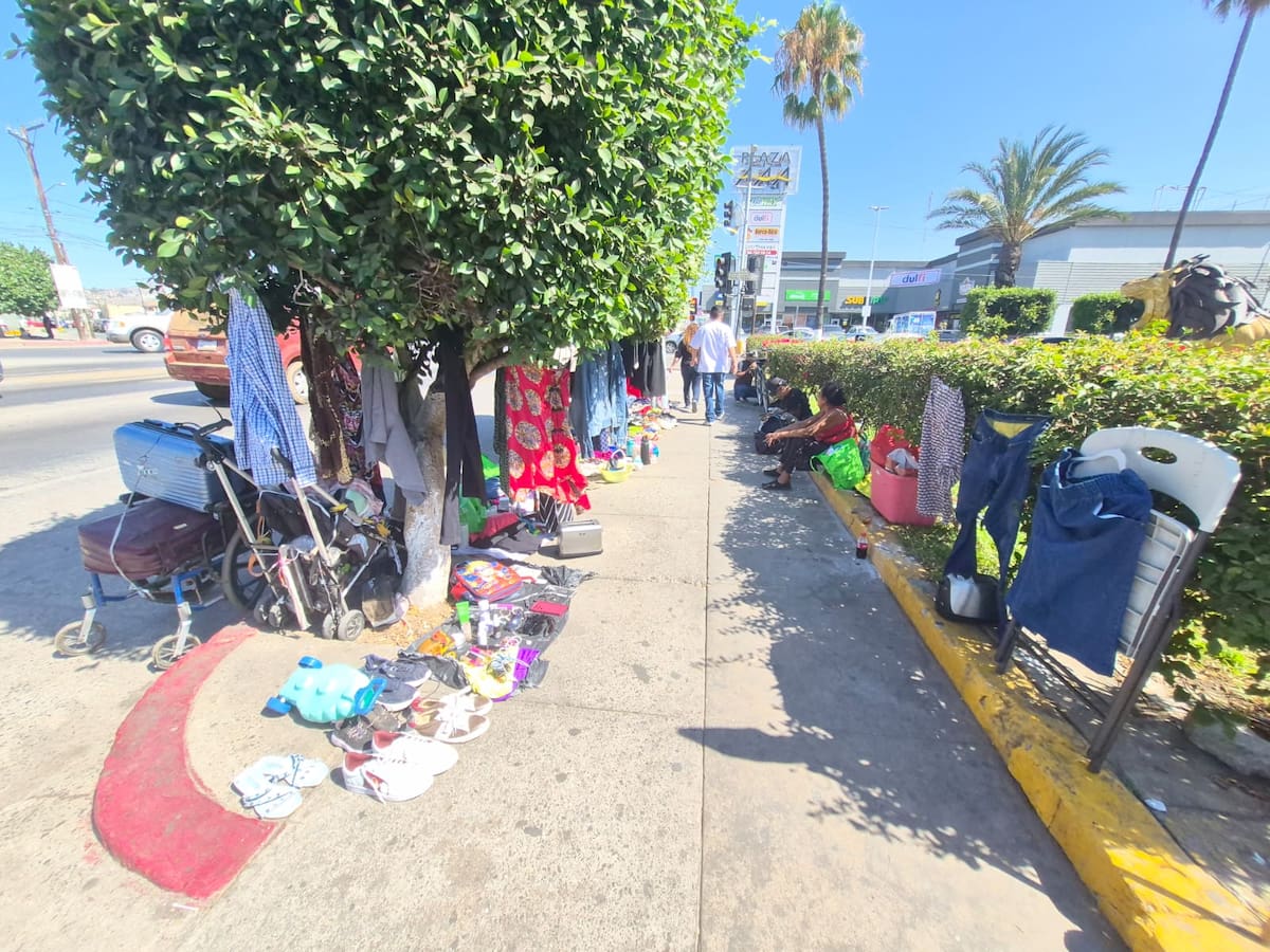 Vendedores ambulantes ocupan el paso peatonal con mercancía, dificultando el tránsito de peatones, principalmente de adultos mayores. Foto: Cortesía