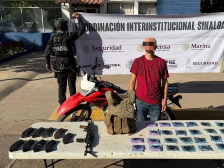 Civil armado con fusil AK-47, droga y moto robada es detenido en Villa Juárez, Navolato