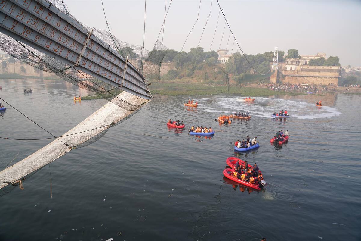 Detienen a nueve personas tras colapso de puente dónde murieron 134 personas en la india